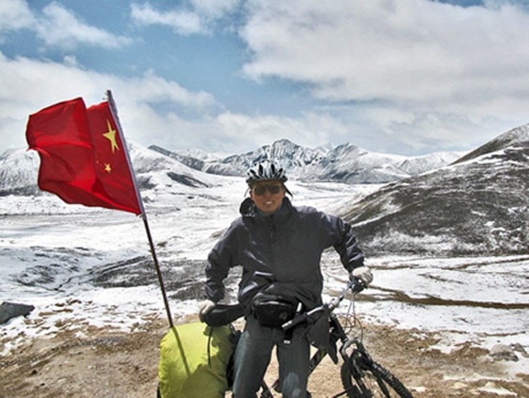 Un chino recorrió toda Eurasia en bicicleta<br>Zeng Sheng, de 23 años y originario de Shanghái, realizó su sueño al cruzar todo el continente de Eurasia en bicicleta.