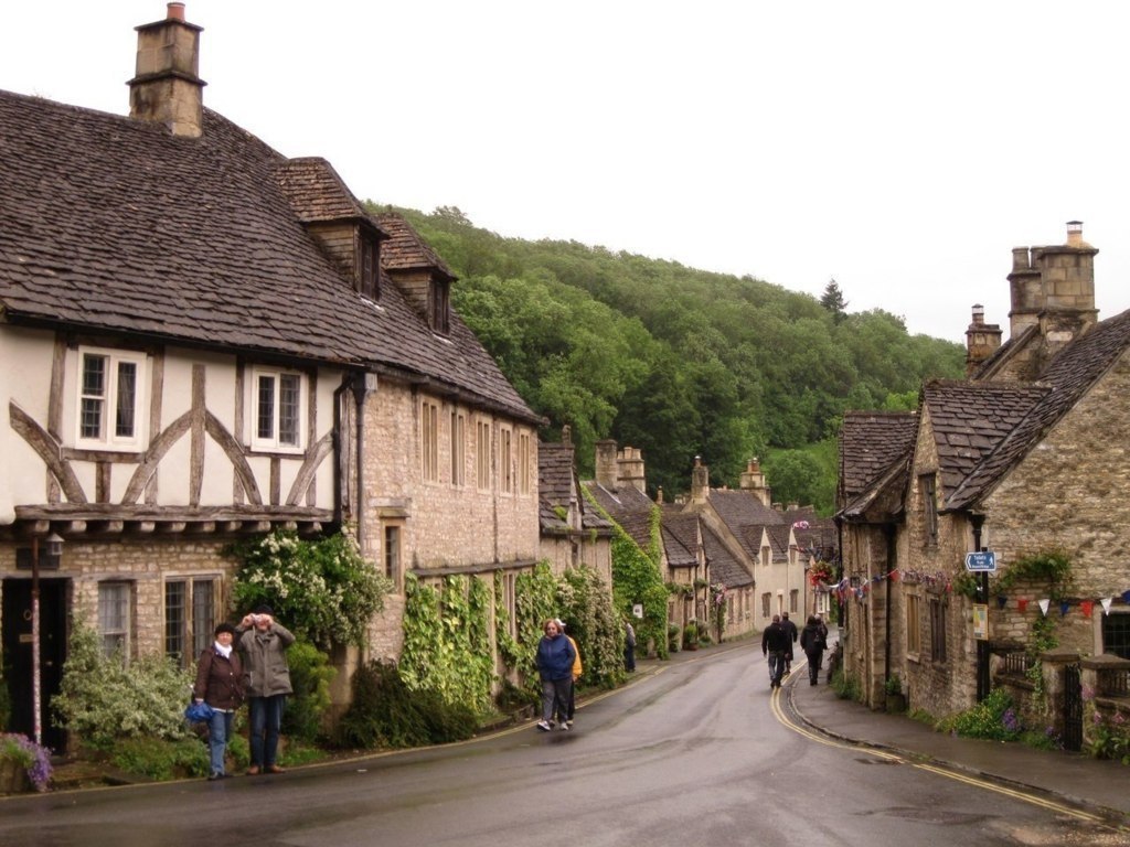 Calle del pueblo de Castle Com, condado de Wiltshire, Reino Unido.
