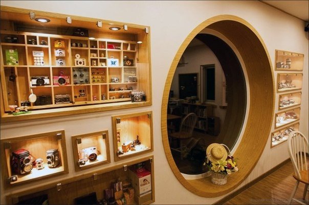 Кафе в виде огромного фотоаппарата Rolleiflex. Примерно в 9 км. к востоку от Сеула, Южная Корея, есть двухэтажное кафе The Dreamy Camera, которое выглядит как гигантский фотоаппарат Rolleiflex. Внутри здания посетителей ждет миниатюрный музей, посвященный