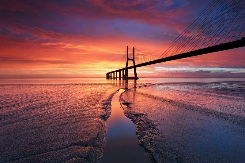 Вид на Мост Васко да Гама, Португалия