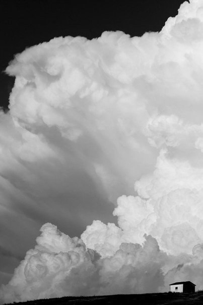 Мануэль Козетино создал захватывающие и величественные пейзажи, снимая обычный маленький домик на обычном холме. В течение двух лет итальянский фотограф приходил на одно и то же место и снимал дом при разных погоде и времени суток - 6