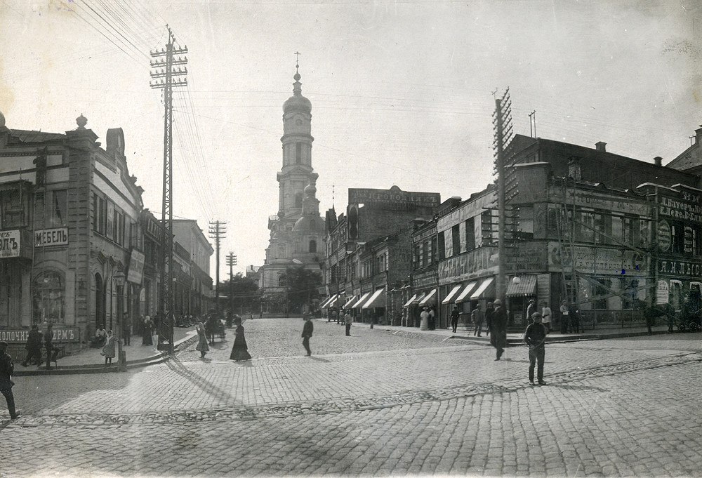 [club1543502|Шляпный переулок.]<br>(ныне улица Квитки-Основьяненко). Шляпный переулок возник в начале XVIII века как проезд от Центра крепости к Московской проездной башне. От нее по нынешнему Московскому проспекту шла дорога на Москву. Во второй половине