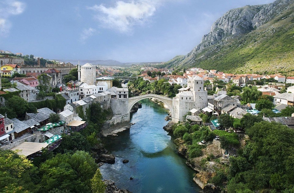 Старый мост через Неретву в городе Мостар, Босния и Герцеговина