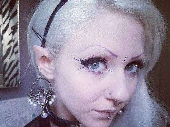 Девушка с ушами эльфа. Мелинда Мун, 23-летняя канадская модель, сделала себе одну из самых причудливых пластических операций. В то время как большинство людей хочет уменьшить нос и увеличить губы, Мелинда пожелала сделать себе уши эльфа. И стать похожей н