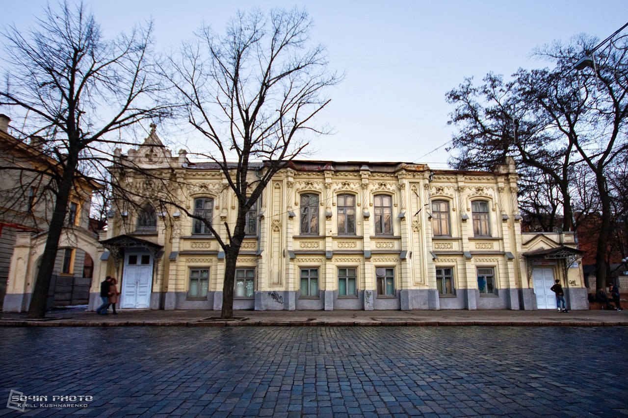 [club1543502|Сумская, 52 (сквозной на Мало-Сумскую, т.е. Мироносицкую]). В 1874-1877 гг - владелица участка жена подпоручика Александра Владимировна Красовская. В 1874 г она строит каменный в 1,5 этажа дом по проекту архитектора Г.Я.Стрижевского.<br>В 188