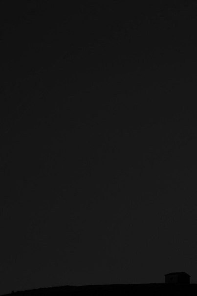 Мануэль Козетино создал захватывающие и величественные пейзажи, снимая обычный маленький домик на обычном холме. В течение двух лет итальянский фотограф приходил на одно и то же место и снимал дом при разных погоде и времени суток