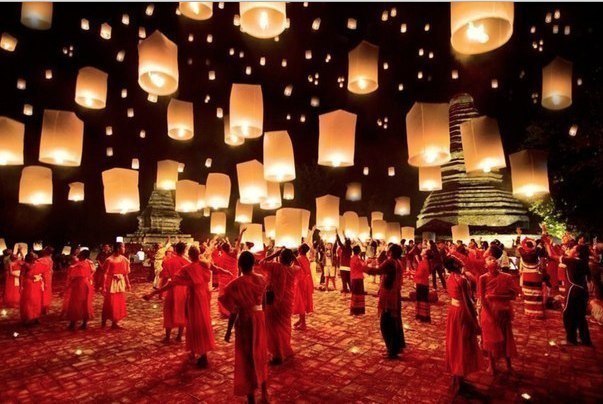 Ченці запускають ліхтарики в нічне небо, Бангкок, Таїланд
