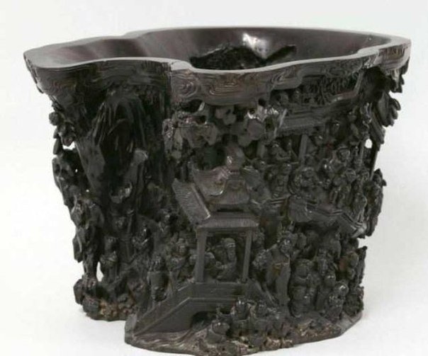 Ваза стоимостью 400 тысяч долларов использовалась как подпорка . На протяжении 40 лет семейная пара из Китая даже представить себе не могла, что в качестве подборки для двери они используют древнекитайскую реликвию, которой насчитывалось не менее 300 лет.