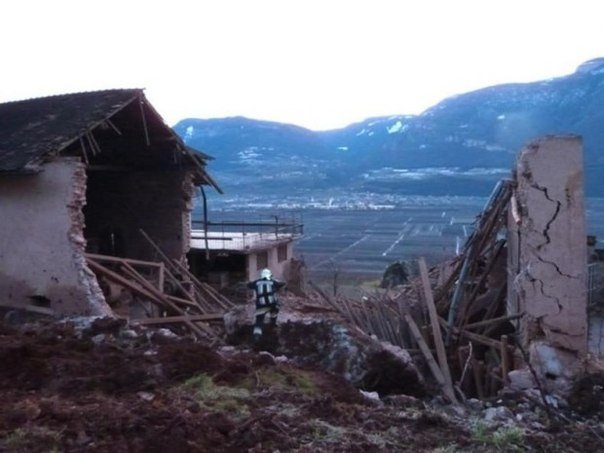 В Германии огромный камень скатился с горы