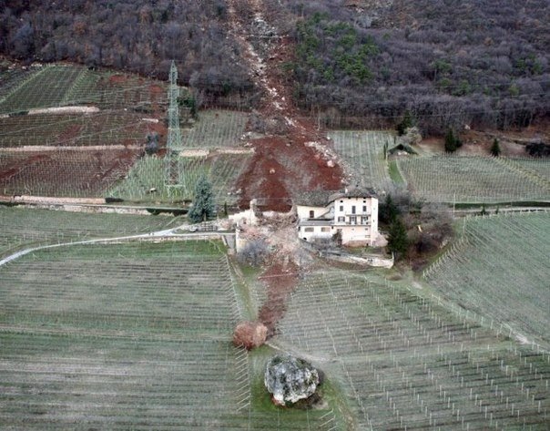 В Германии огромный камень скатился с горы - 5