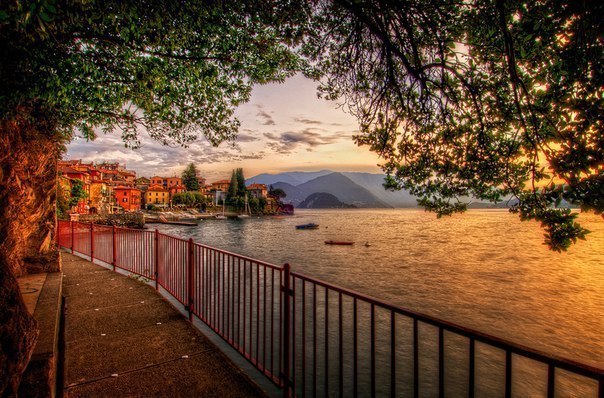 Побережье озера Комо в городке Варенна, Италия