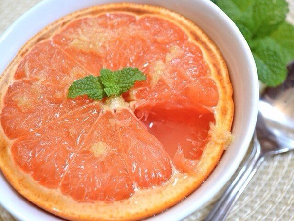 Печеный грейпфрут с медом и имбирем. Ингредиенты:<br>грейпфрут 2 шт.<br>имбирь (примерно 2 см корня имбиря) 2 ч. л.<br>мед 4 ч. л.. Приготовление:<br>Тех, кто не любит грейпфрут из-за его горечи: под воздействием высокой температуры часть горечи уйдет. К 