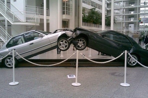 Памятник противостоянию BMW и MERCEDES