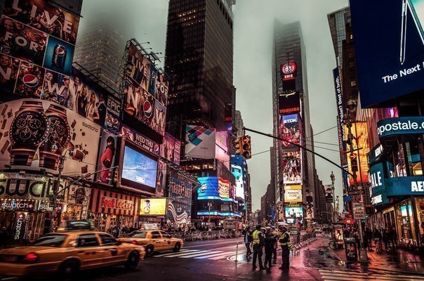 Туманна ніч в Нью-Йорку, США