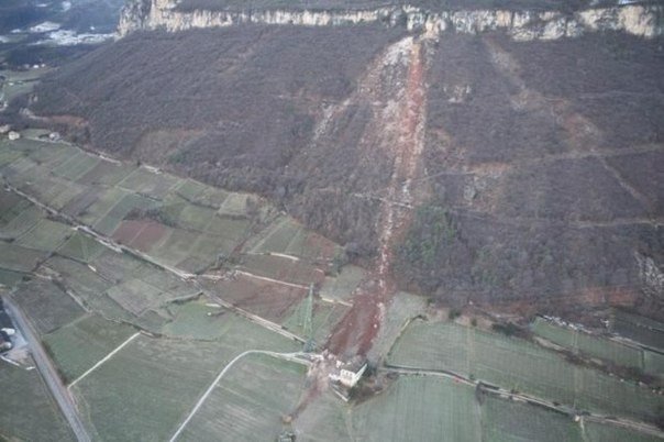 В Германии огромный камень скатился с горы - 6