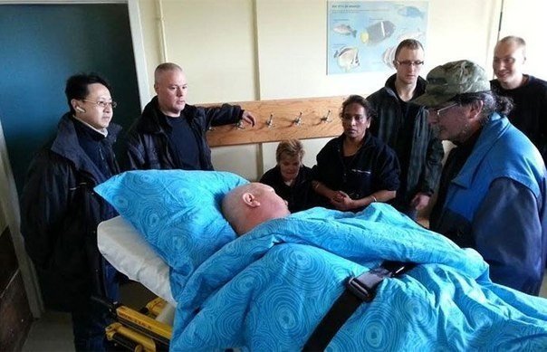 Душераздирающий момент: жираф целует умирающего работника зоопарка . 54-летний мужчина, известный только как Марио, страдает от неизлечимого рака, и ему осталось жить совсем немного. Перед смертью он решил попрощаться с любимыми животными. <br>Большую час