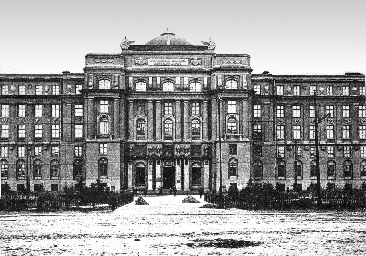 [club1543502|Здание управления Южных железных дорог]. Посередине Привокзальной площади расположено монументальное здание в стиле неоклассицизма - Управление Южных железных дорог (архит. А. Дмитриев, Д. Ракитин, инж. П. Роттерт, 1912-1914 гг.). Поскольку ж