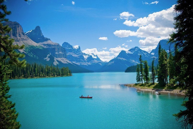 Озеро Малайн в Национальном парке Джаспер, Альберта, Канада