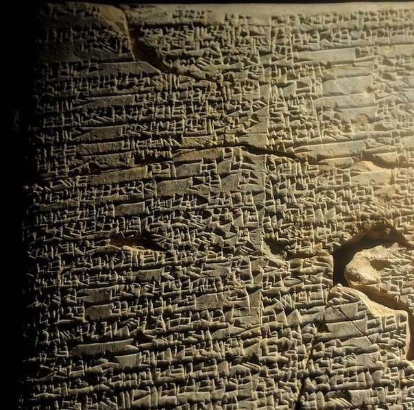 Эпос о Гильгамеше — самая древняя книга в мире. Ее возраст насчитывает 4,5 тысячи лет. Она написана на 12 табличках, каждая из которых состоит из шести колонок клинописного текста