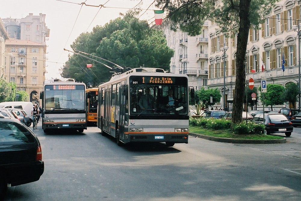 Троллейбус - это необязательно старая медленная колымага с неудобными ступеньками. Современный троллейбус ездит так же быстро, как автомобили, и разгоняется быстрее автобуса. А еще троллейбус - это экологически чистый вид транспорта, тихий и маневренный.  - 5
