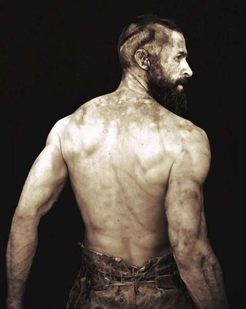 Хью Джекман в образе Жана Вальжана из романа «Отверженные» Виктора Гюго