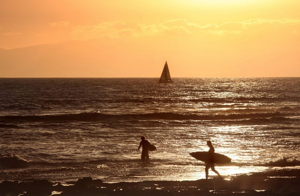 Серферы на побережье, остров Тенерифе, Испания