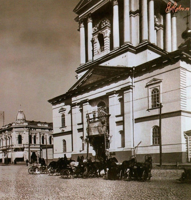 [club1543502|Успенский собор]. Собор Успения Пресвятой Богородицы — здание древнейшего православного храма города Харькова в честь Успения Пресвятой Богородицы. С XVII века несколько раз перестраивался. Колокольня собора XIX века на момент постройки была  - 5