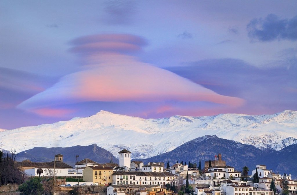 Облако над горами Сьерра-Невада, Испания