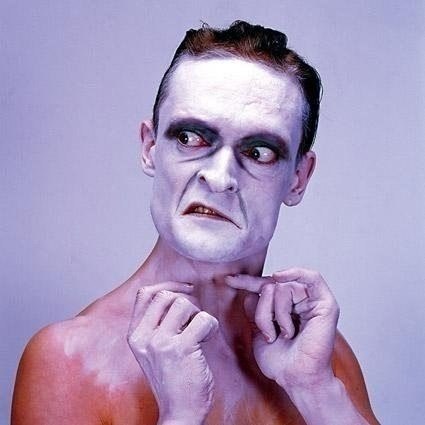 7 смертных грехов в исполнении Штефана Акерманна:<br>гнев, гордыня, жадность, зависть, лень, похоть, тщеславие. Найди сам, где, что