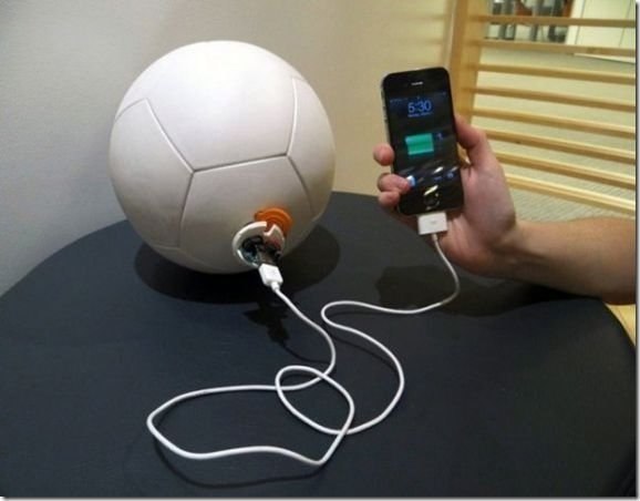 Необычная зарядка для телефона. Идею «активной» зарядки продвигают и студенты Гарвардского университета. Они превратили обычный футбольный мяч в генератор энергии. Изобретение под названием SOCCKET (от англ. soccer – футбол и socket – розетка) с каждым уд