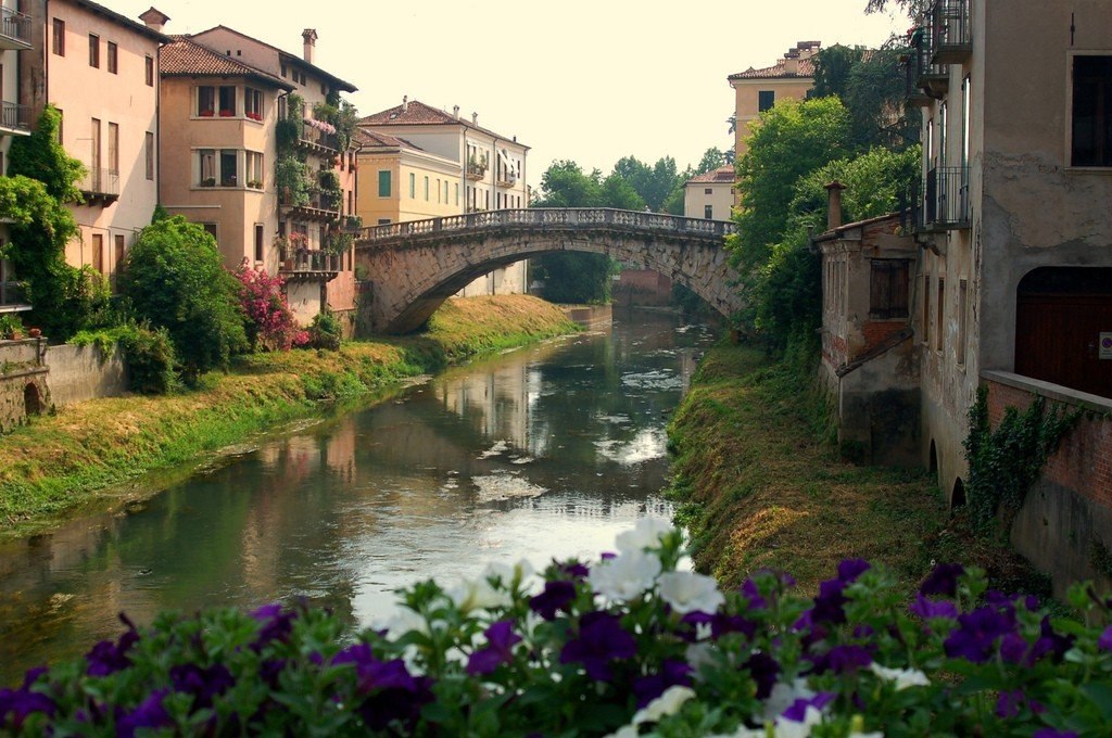 Река в городе Виченца, Италия