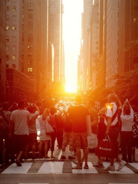 Манхэттенхэдж - явление, которое происходит на Манхэттене четырежды в год: в декабре, январе, мае и июле. Оно заключается в том, Солнце на закате и восходе совпадает с геометрией улиц города - 5