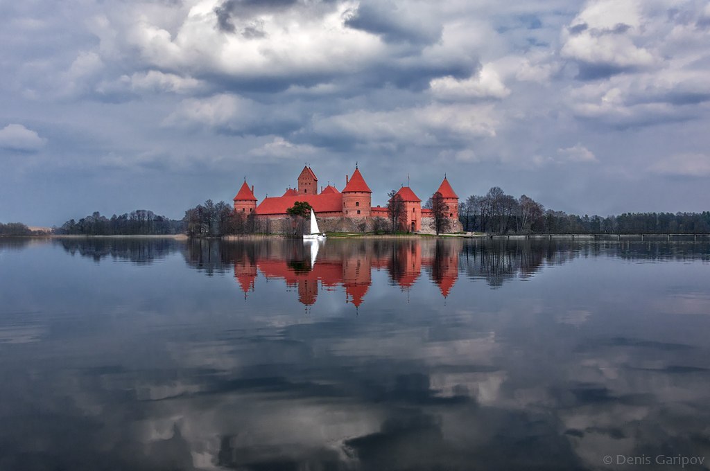 Тракайский замок – самый большой из сохранившихся в Литве старинных замков. Находится в древней резиденции литовских князей – в городе Тракай. Внутри замка с 1962 года находится музей истории Тракая