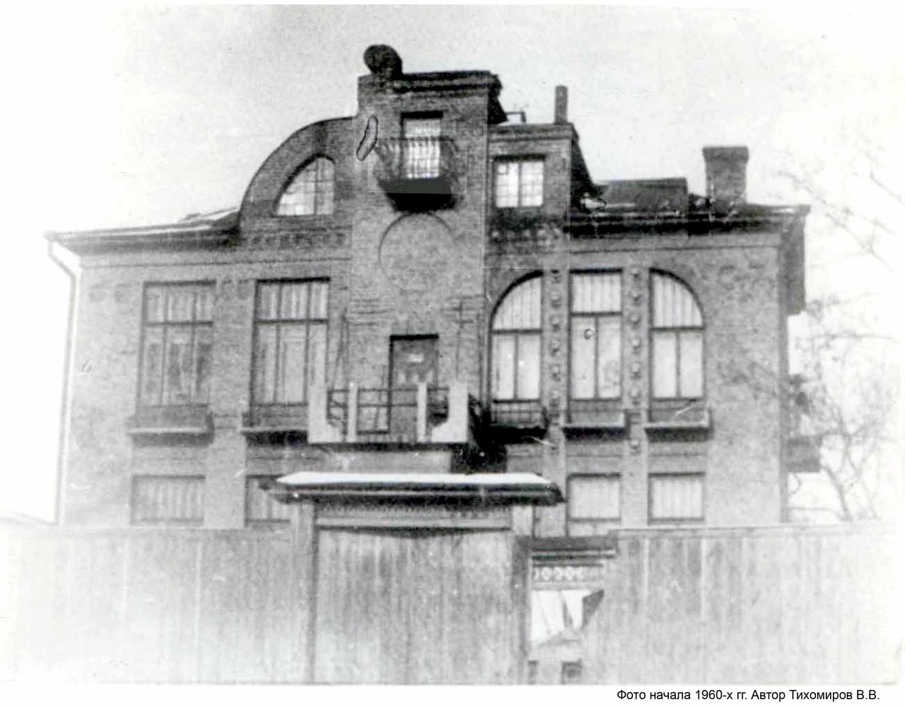 [club1543502|Дом с химерами на москалевке]. Фраза, вынесенная в шапку поста, относится к дому, №14 по Котляревской улице на Москалёвке, построенному в 1910-1912 гг для жены коллежского асессора Ольги Ивановны Книтчер. <br>Краевед Т.Тихомирова, работавшая 