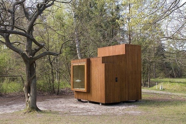 Изба-читальня 21-о века!. Одна дверь, одно окно, одна лампа, один стол и тьма книг!