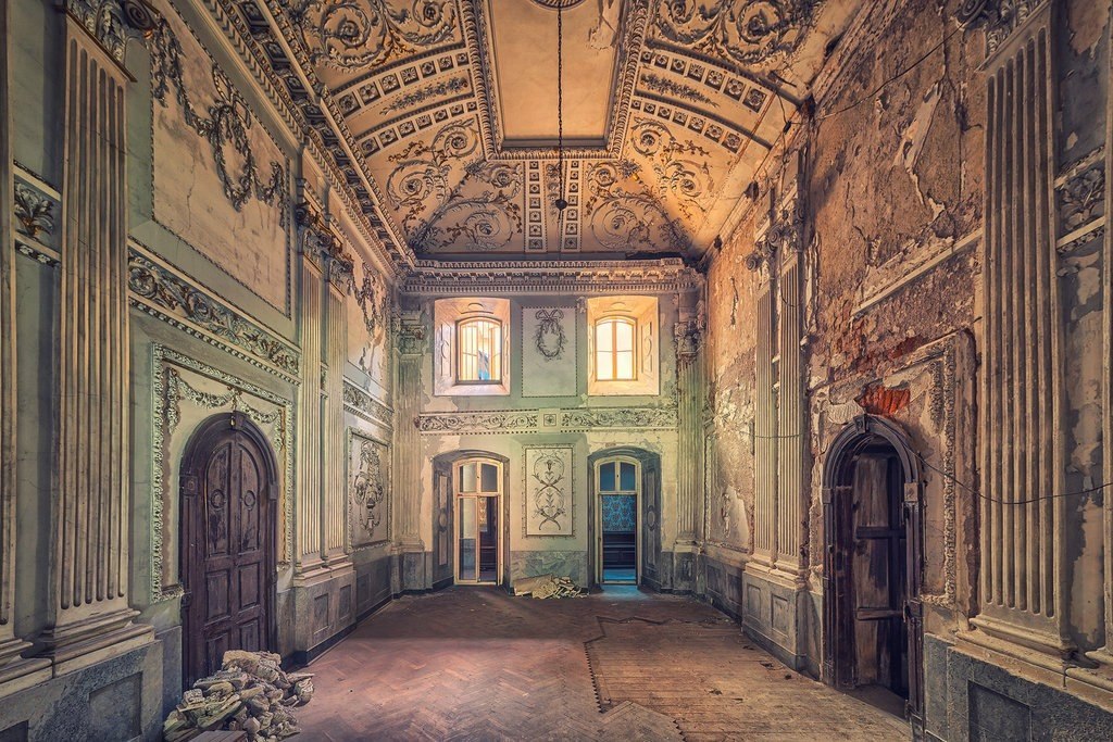 Одиночество заброшенных европейских зданий - 7