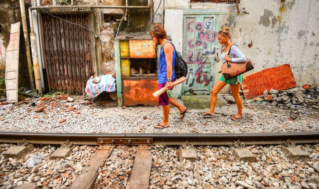 Железная дорога, проходящая через город. Ханой. Вьетнам - 6