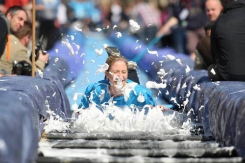 Гигантская водная горка на главной улице Бристоля - 6