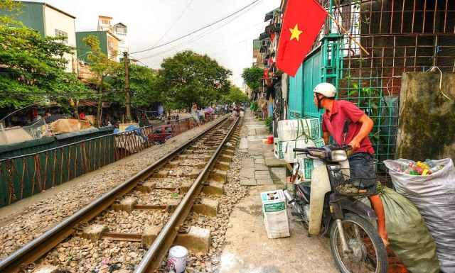 Железная дорога, проходящая через город. Ханой. Вьетнам - 9