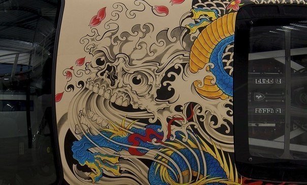 Единственный в своем роде Ferrari F430. Автомобиль обтянут кожей, с нанесением настоящей татуировки. Реализовал такую невероятную идею Philippe Pasqua