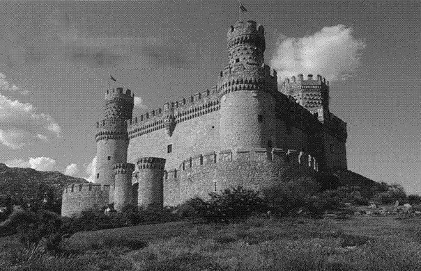 Второй рисунок черно-белый. Откройте первый и смотрите 15 секунд в черную точку, затем не отрывая глаз от точки снова откройте второй нажав прямо на открытый второй и он станет цветным!