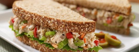 "Заменители" еды. Забирайте на стену). Коктейль на завтрак . Смешайте в блендере: 250мл молока 0% или кефира 0%, половину банана, 2-3 ложки овсянки быстрого приготовления и немного корицы. Этот коктейль даст вам отличный заряд бодрости и энергии, банан по - 5