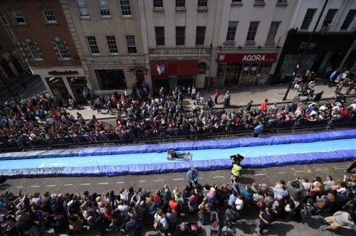 Гигантская водная горка на главной улице Бристоля
