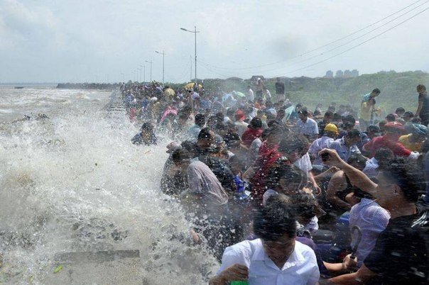 РАЗВЛЕКУХА ПО-КИТАЙСКИ . Река Цяньтан в Восточном Китае известна крупнейшими приливами в мире. <br>Во время приливов бушующий поток может достигать 9 метров в высоту, а двигаться со скоростью до 40 км в час. <br>Многие люди приходят посмотреть на это удив - 5