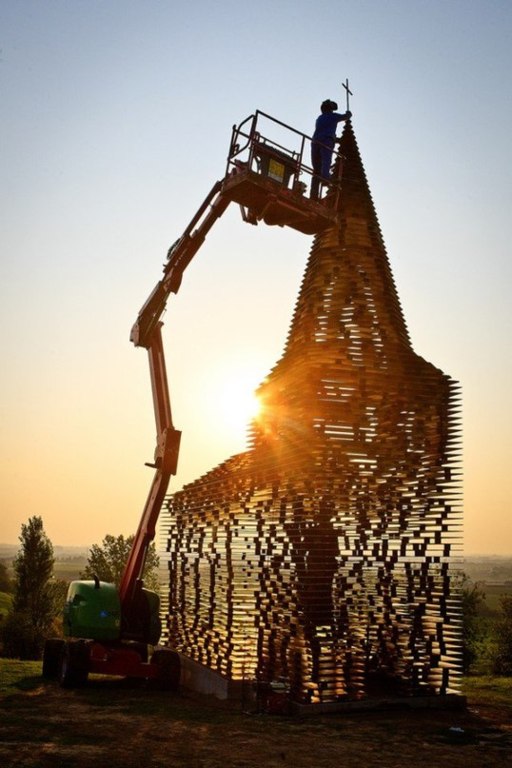 Храм Reading between the lines вызовет восторг или удивление, интерес или сомнение, но никак не оставит равнодушным. Название – «Читай между строк» - символично и красноречиво подчеркивает архитектурную концепцию: стены небольшой церкви сложены из металли - 5