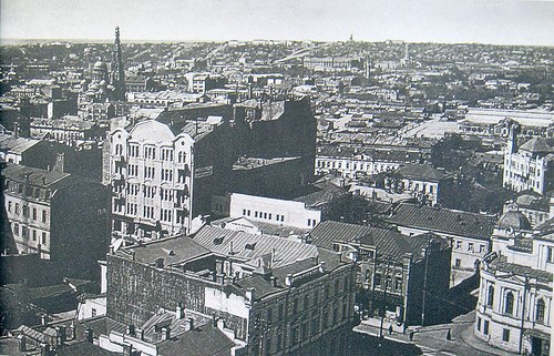 [club1543502|Сумская, 10 / Театральная площадь, 8].  На углу Сумской улицы и Театральной площади, где теперь временно размещается открытая автостоянка, окруженная рядом торговых киосков, находилась многократно менявшаяся застройка..  В 1838-1848-х годах у