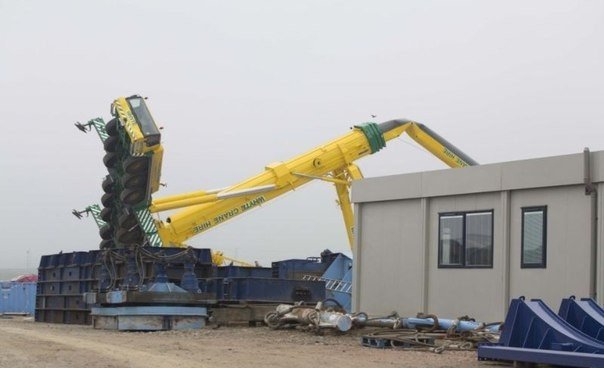 Строительный кран высотой практически 200 метров и весом 825 тонны завалился набок в результате того, что стабилизаторы погрузились в землю. Инцидент произошел неподалеку от городской гавани Абердиншира, Шотландия. Интересно, каким краном будут поднимать 