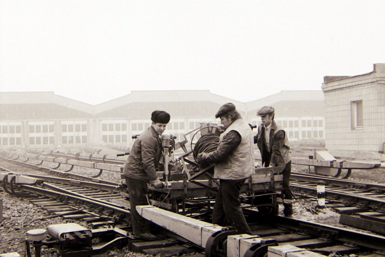Фоторепортаж из прошлого.<br>Субботник который проходил в депо Московское<br>Продолжаем вспоминать, как это было.<br>Часть 5 "Путевое хозяйство". По материалам: vk.com/soviet_kharkov<br>#ukraine #украина #Харьков #Kharkov #Харків  #kistory_kh - 5