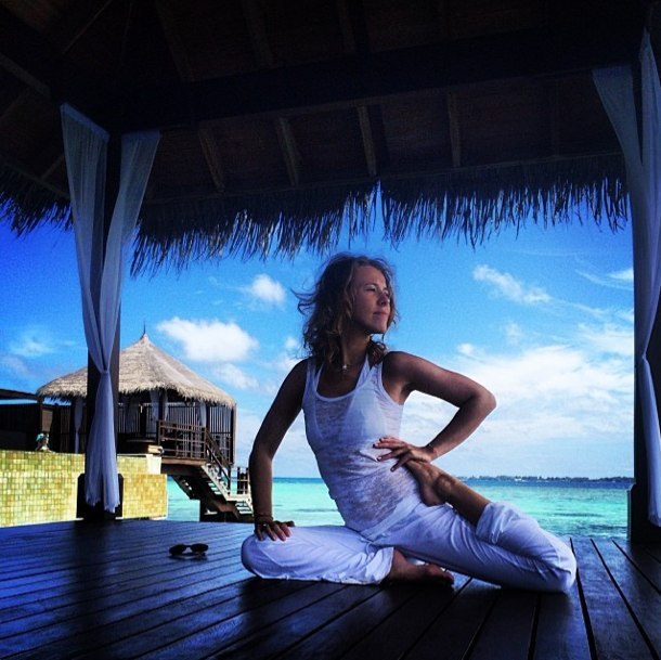 Звезды шоу-бизнеса, которые активно занимаются йогой