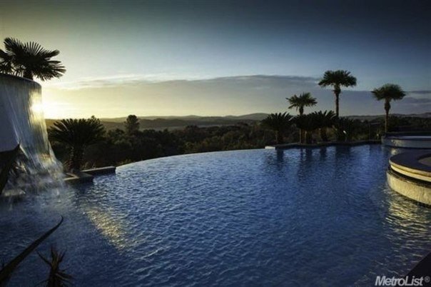 Особняк Эдди Мерфи выставлен на продажу . Участок принадлежащий Эдди Мерфи продается на рынке за $12 млн. Усадьба расположена на 2-х с половиной гектарах земли в Гранит-Бей пригороде Сакраменто - 8